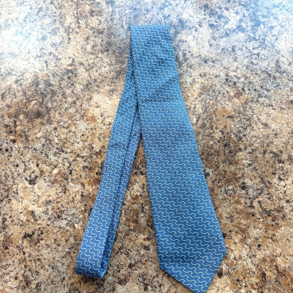 Vineyard Vines Mens Blue White Wave Print Silk Tie Martha's Vineyard USA Made